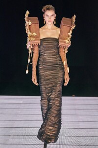 00057-moschino-fall-2022-ready-to-wear-milan-credit-alessandro-lucioni-gorunway.thumb.jpg.eb5617582e7c9896b10e5a449868e500.jpg