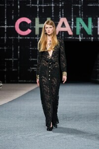 00070-chanel-fall-2022-ready-to-wear-paris-credit-gorunway.thumb.jpg.a7bffe3ad9ca579605b8d17f43551d58.jpg