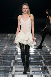 00070-givenchy-fall-2022-ready-to-wear-paris-credit-alessandro-lucioni-gorunway.thumb.jpg.a04cba0b9091573fe7c18ac8de48a2c0.jpg