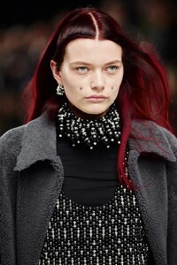 00077-givenchy-fall-2022-ready-to-wear-details-paris-credit-gorunway.thumb.jpg.9fadbe647cea02bb6a3e74a144d974de.jpg