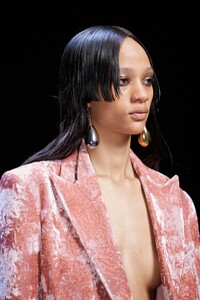 00092-lanvin-fall-2022-ready-to-wear-paris-details-credit-brand.thumb.jpg.006be04c773099d40c44a92277ac6677.jpg