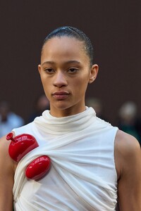 00094-Loewe-fall-22-ready-to-wear-details-paris-credit-gorunway.thumb.jpg.788ed705c2ab8657b1e3bb7284e7f6a1.jpg