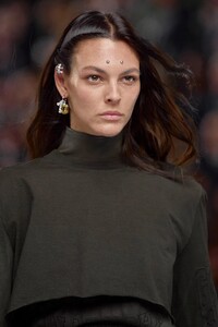 00145-givenchy-fall-2022-ready-to-wear-details-paris-credit-gorunway.thumb.jpg.57738b3fbf3c0388b1f3efd5816071da.jpg