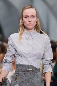 00150-fendi-details-fall-22-ready-to-wear-credit-armando-grillo-gorunway.thumb.jpg.209d75310b3cfc568ae4ec8561d4ce51.jpg