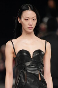00218-givenchy-fall-2022-ready-to-wear-details-paris-credit-gorunway.thumb.jpg.fde852277d1edfd88bba80730c28e277.jpg