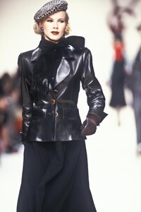 1152203781_YvesSaintLaurent1992WomenRTW87.thumb.jpg.cab2ff89cb9c2c0c4f92afa5a1070ac7.jpg