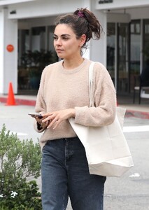 mila-kunis-out-for-lunch-at-beverly-glen-deli-in-los-angeles-06-12-2023-1 (1).jpg