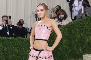 1389108062_MaximHot1002023-LilyRoseDepp.thumb.jpg.e6d1da9bb8a860806a32266f8e5bf1f9.jpg