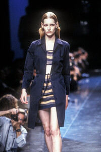 1453182693_VersusbyDonatella1997WomenRTW81.thumb.jpg.eab5c456e3609c237510c1b14cbf5aa2.jpg