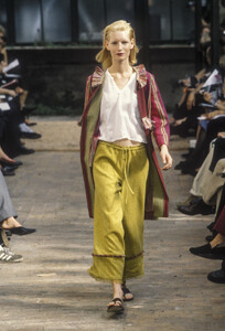 1578947088_Marni1998WomenRTW11.thumb.jpg.183cdfb9c836c4527c077a29e7dc48de.jpg