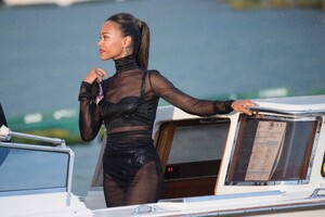 1984940121_MaximHot1002023-ZoeSaldana.thumb.jpg.e1fe814d550b179ef7cac065d528a00e.jpg