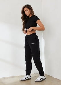 1BlackEssentialJoggers-Leidy.jpg