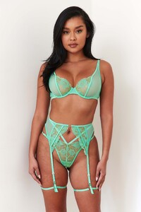 1MintBritneyIntimatesSet-Muriel.jpg