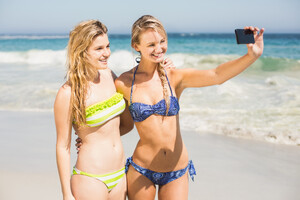 21724926_two-friends-in-bikini-taking-a-selfie.jpg