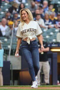 253612395_paige-spiranac-throwing-out-first-pitch-at-brewers-game-in-milwaukee-06-16-2023-1-Copy.thumb.jpg.33652889074d3710bec5d185f39de58c.jpg