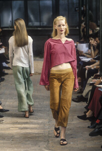 582646596_Marni1998WomenRTW33.thumb.jpg.6aaa113e6015f247af3e352f42d421a3.jpg