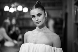 601653659_TaylorMarieHill-Vogue2023_06.10WeddingsUHQh2.thumb.jpg.842615956e5c9cecd99fd7e688f20c21.jpg