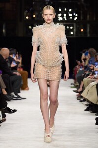 Balmain F-W 23 Show.jpg