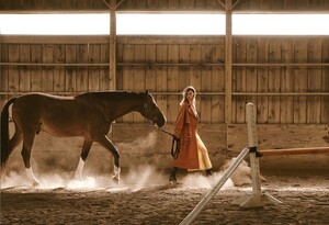 Bella-Hadid-horseback-riding-equestrian.jpg