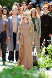 Emma_Roberts_on_the_Set_of_American_Horror_Story_in_New_York_06_19_2023__14_.jpg