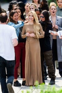 Emma_Roberts_on_the_Set_of_American_Horror_Story_in_New_York_06_19_2023__9_.jpg