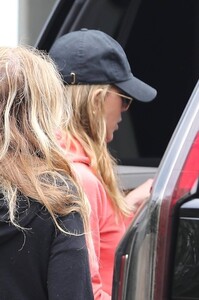 Jennifer-Aniston---Seen-after-a-pilates-class-in-Los-Angeles-07.jpg