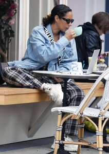 Leona-Lewis---Spotted-at-coffee-shop-Coffee-and-Plants-in-Los-Angeles-01.jpg