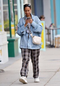 Leona-Lewis---Spotted-at-coffee-shop-Coffee-and-Plants-in-Los-Angeles-02.jpg