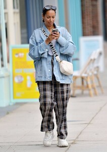 Leona-Lewis---Spotted-at-coffee-shop-Coffee-and-Plants-in-Los-Angeles-04.jpg