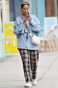 Leona-Lewis---Spotted-at-coffee-shop-Coffee-and-Plants-in-Los-Angeles-13.jpg
