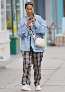 Leona-Lewis---Spotted-at-coffee-shop-Coffee-and-Plants-in-Los-Angeles-14.jpg