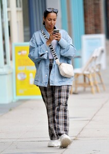 Leona-Lewis---Spotted-at-coffee-shop-Coffee-and-Plants-in-Los-Angeles-16.jpg