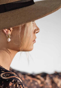 TIDE_20POOL_20FRESHWATER_20PEARL_20EARRINGS_20CAMPAIGN_202_1800x1800.jpg