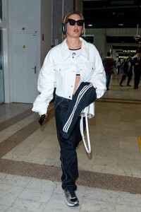 adele-exarchopoulos-arrives-at-nice-airport-05-17-2023-6.jpg