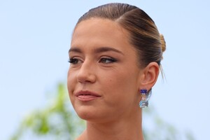 adele-exarchopoulos-at-elemental-photocall-at-76th-annual-cannes-film-festival-05-27-2023-4.jpg