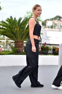 adele-exarcopoulos-at-le-regne-animal-photocall-at-2023-cannes-film-festival-05-18-2023-7.jpg