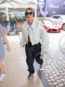 adele-wxarchopoulos-arrives-at-martinez-hotel-in-cannes-05-17-2023-1.jpg