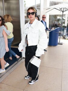 adele-wxarchopoulos-arrives-at-martinez-hotel-in-cannes-05-17-2023-2.jpg