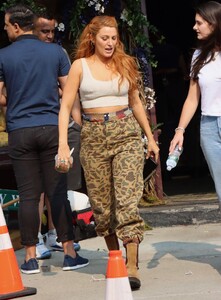 blake-lively-on-the-set-of-it-ends-with-us-in-new-jersey-05-24-2023-2.jpg
