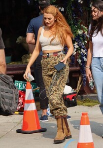 blake-lively-on-the-set-of-it-ends-with-us-in-new-jersey-05-24-2023-3.jpg