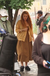 blake-lively-taking-a-break-while-filming-it-ends-with-us-in-new-jersey-06-07-2023-1.jpg