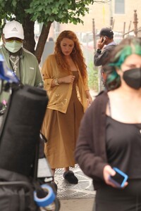 blake-lively-taking-a-break-while-filming-it-ends-with-us-in-new-jersey-06-07-2023-6.jpg