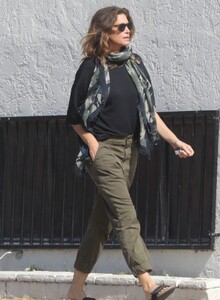 cindy-crawford-out-and-about-in-malibu-05-17-2023-7.jpg