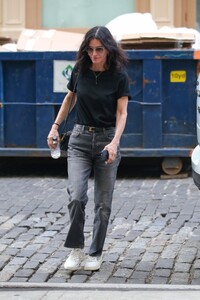 courteney-cox-arrive-at-her-hotel-in-new-york-05-31-2023-4.jpg