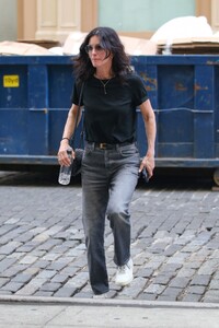 courteney-cox-arrive-at-her-hotel-in-new-york-05-31-2023-5.jpg