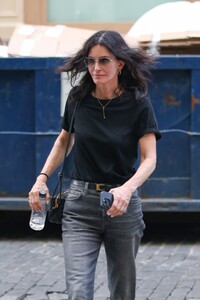 courteney-cox-arrive-at-her-hotel-in-new-york-05-31-2023-6.jpg