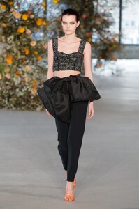 defile-jason-wu-automne-hiver-2022-2023-new-york-look-1.thumb.jpg.53694961dcece254c0eede31e028ab90.jpg