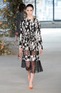 defile-jason-wu-automne-hiver-2022-2023-new-york-look-19.thumb.jpg.4c7ba54464d180fe792211332d1216bb.jpg