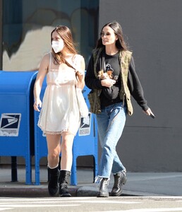 demi-moore-and-svout-willis-out-shopping-in-new-york-05-28-2023-1.jpg
