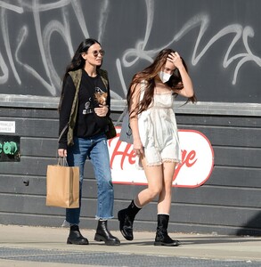 demi-moore-and-svout-willis-out-shopping-in-new-york-05-28-2023-3.jpg